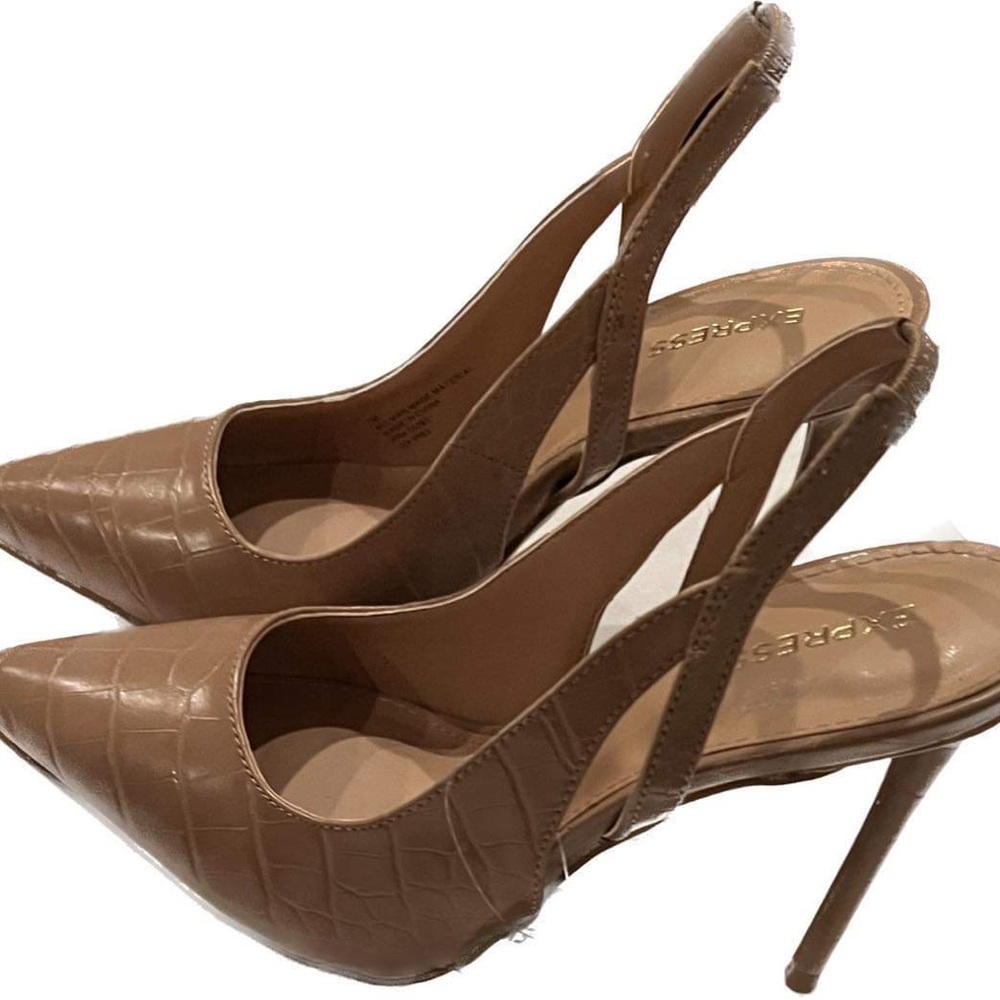 Classic sling back pump  embossed croc finish. Size 7
